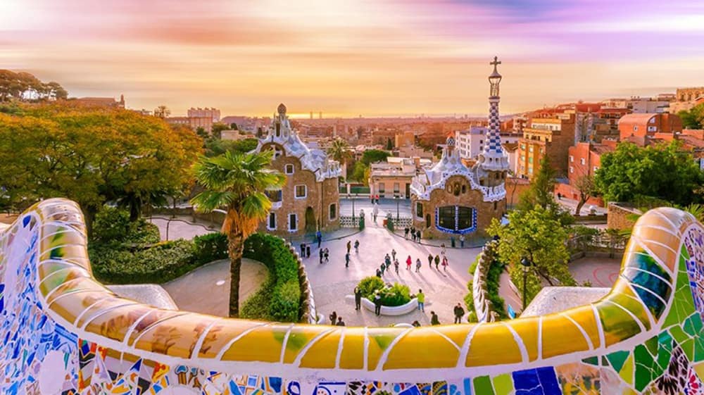 Spain tours - local guide at Park Güell with Tourista app